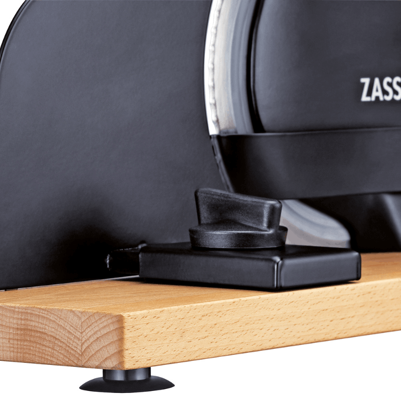 https://www.lcvdesignsndecor.co.za/shop/kitchen-dining/cooking-essentials/prep-tools/cutting-tools/zassenhaus-bread-slicer-pure-black/ Zassenhaus Bread slicer PURE Black - Side View - Suction Feet - Close-up